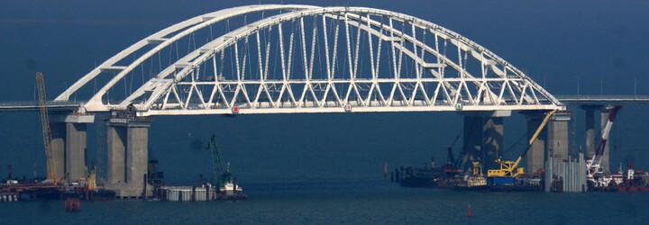 Mohutná exploze a požár zasáhly ruský most vedoucí na Krym