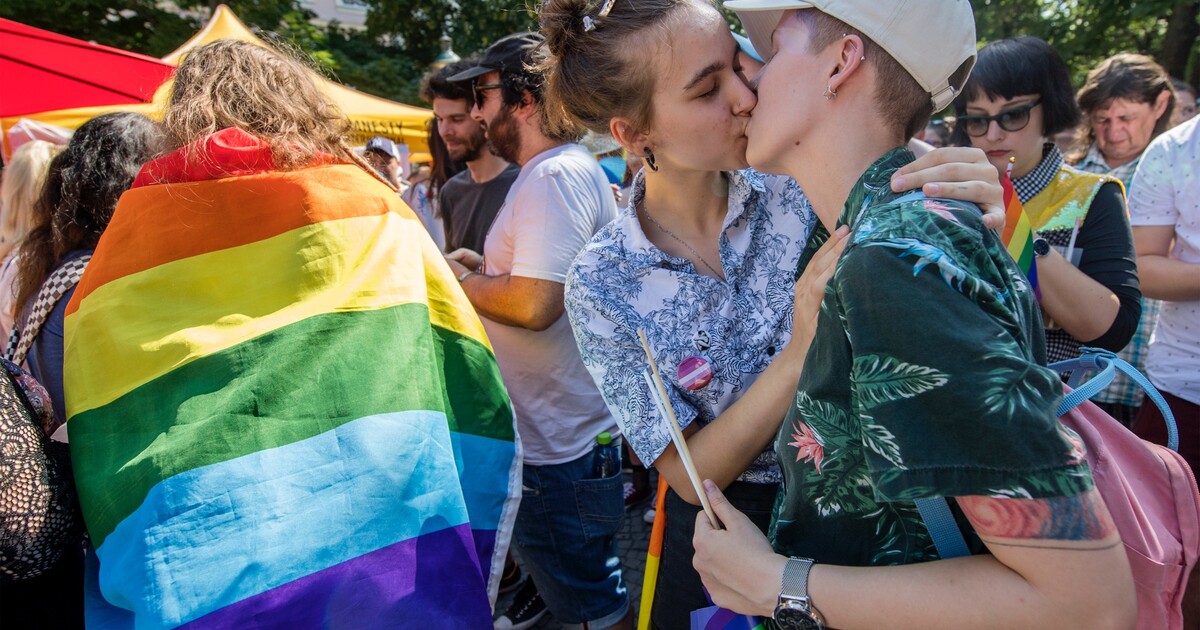 Vysvětlujeme za minutu: Proč celý červen vidíš vyvěšené duhové vlajky?
