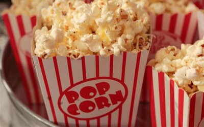 Kina jsou zavřená a nikdo nejí popcorn. Na skladech se jejich kupí tisíce tun všude po světě.