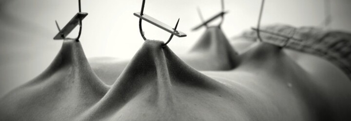 Braňo visel na vlastnej koži len za jeden hák. Čo je to „body suspension“ a prečo ho ľudia dobrovoľne podstupujú?