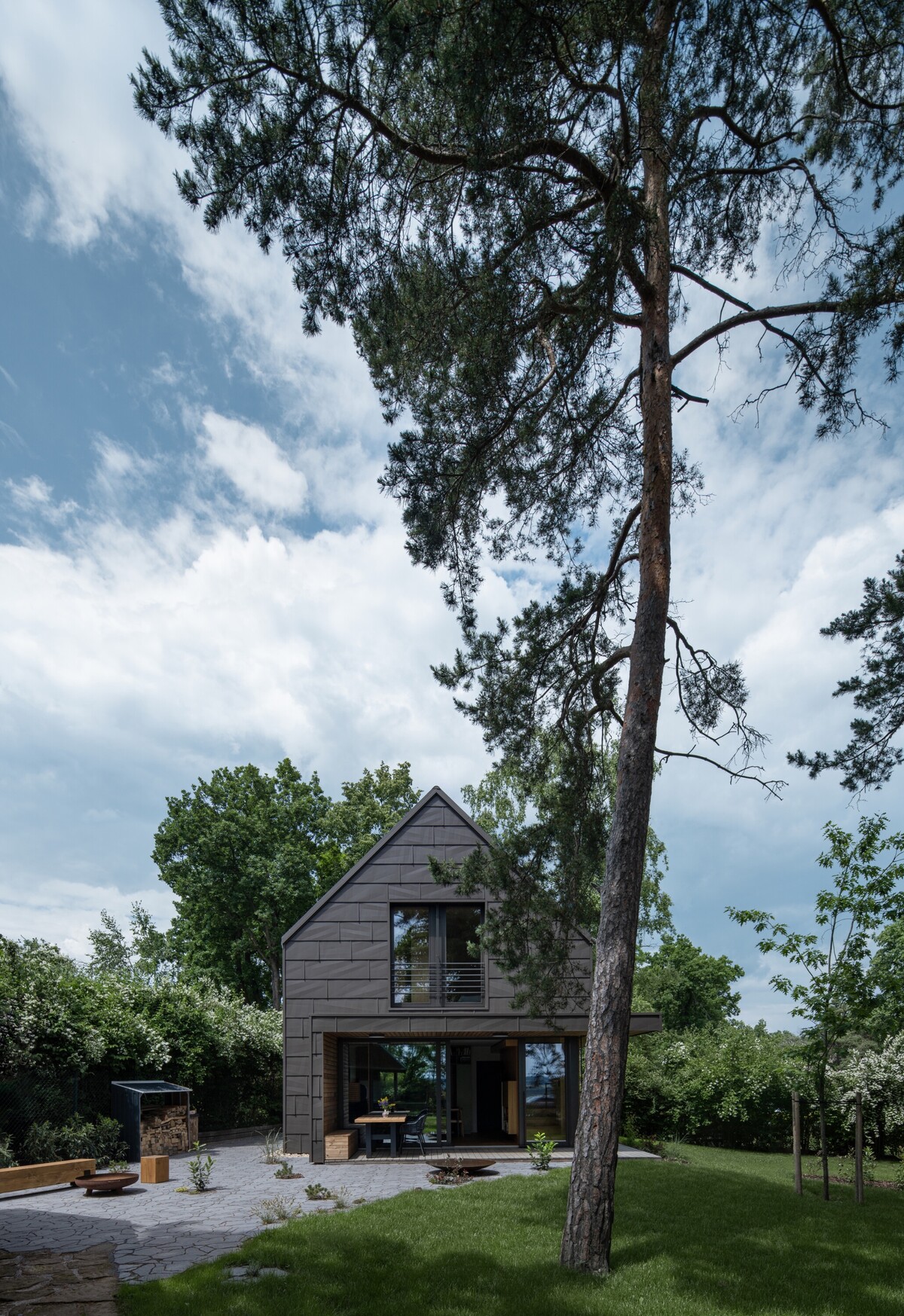 Moderná chata na rodinnú rekreáciu, ktorá ponúka pokoj v lesoch neďaleko Prahy. 