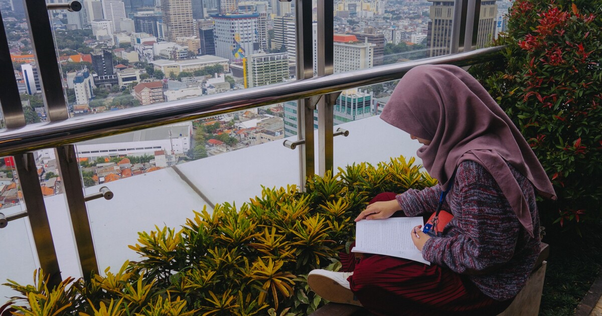 Afghánka navzdory šikaně Tálibánu vystudovala prestižní univerzitu. Co radikálnímu hnutí vzkázala?