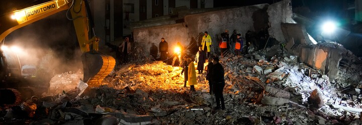 Čeští záchranáři se z Turecka vrátí zřejmě v pátek. Dosud vyprostili dva přeživší