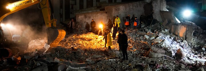 Zemětřesení v Turecku a Sýrii si vyžádalo přes 8 tisíc obětí. Erdogan vyhlásil výjimečný stav
