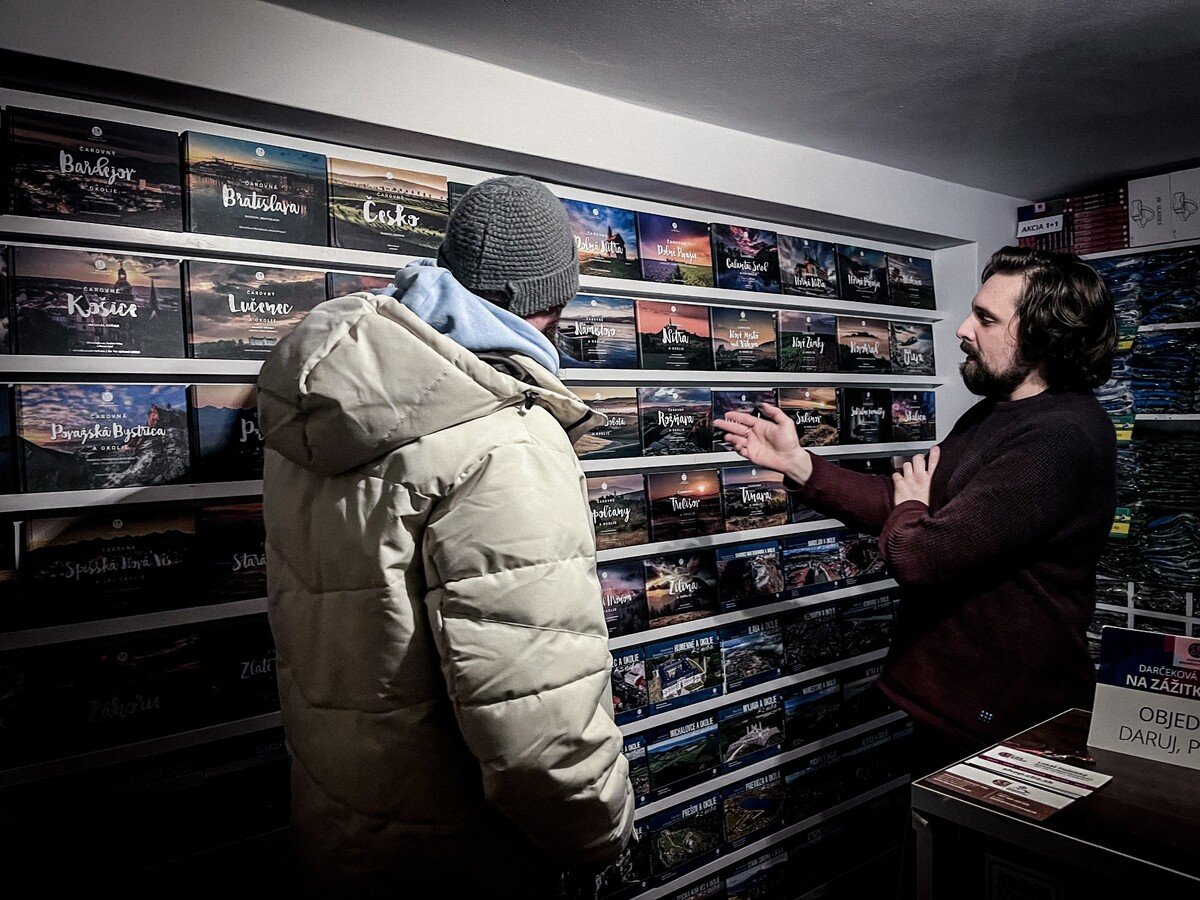 Sprievodca Martin (v hnedom svetri) nám ukazuje knihy.