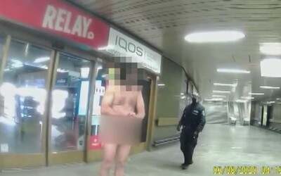 Pražští strážníci zachytili na videu naháče z kosmu. Stál ve vestibulu metra, ohříval se zapalovačem a na policii bral „sekeru“.