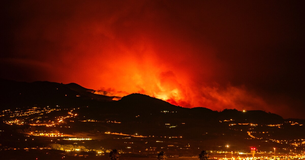 OBRAZEM: Ohnivé peklo na Tenerife. Před ničivým požárem musely opustit své domovy tisíce lidí
