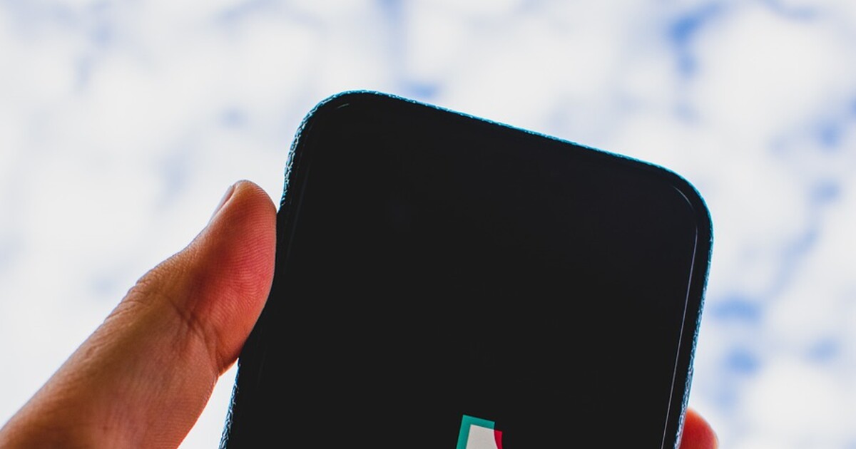 Matka z Vysokého Mýta živě vysílala, jak ubližuje dítěti. Bila ho, i když plakalo