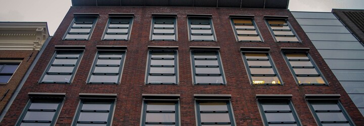 Desetiletí nerozluštěné tajné zápisky z deníku Anny Frankové obsahují vtipy o sexu. Vyjadřuje se také o prostituci či sexuální výchově
