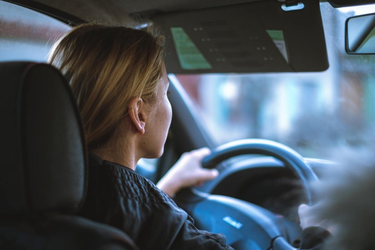 žena vodička auto šofér