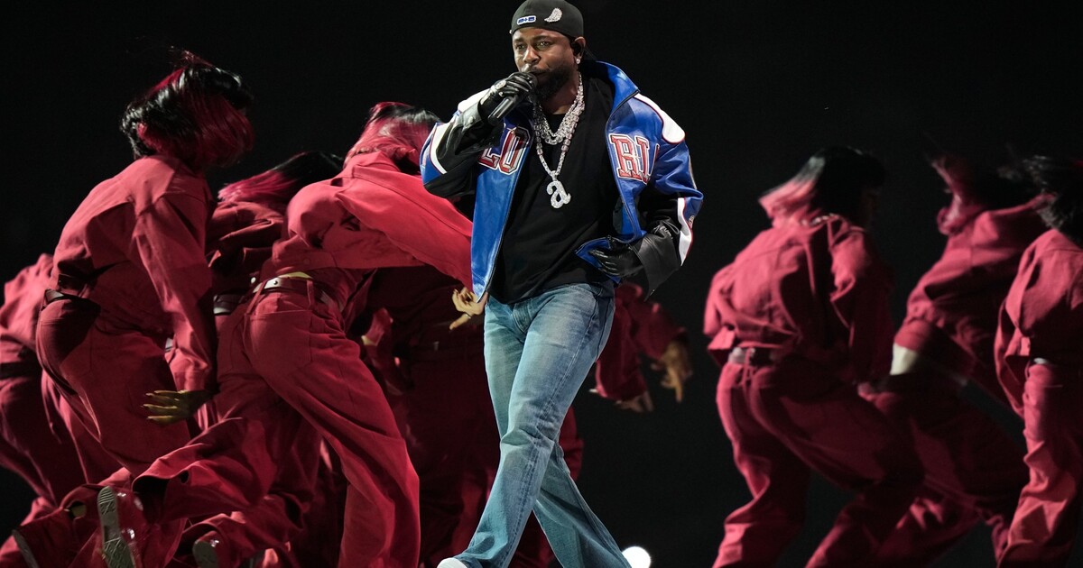 „Sledovali jsme Drakeův pohřeb v přímém přenosu.“ Shrnujeme to nejzásadnější ze Super Bowlu 2025