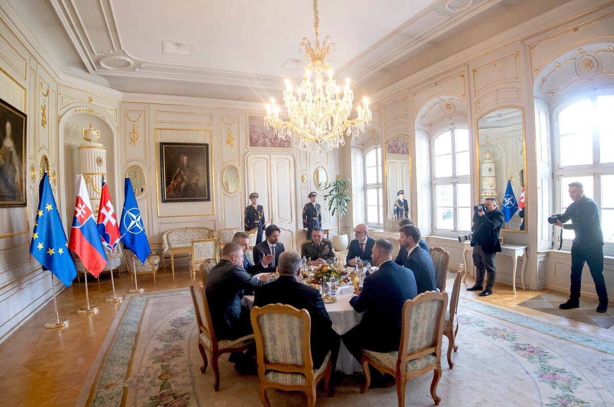 OKRUHLY STOL PELLEGRINI