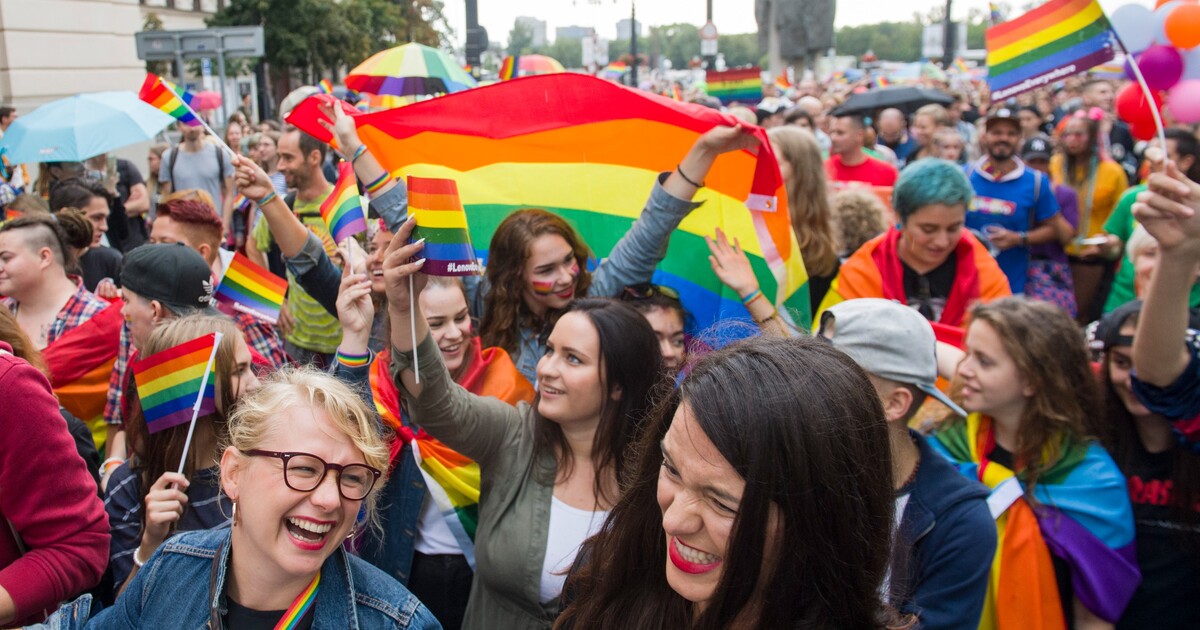 Manželství pro gaye a lesby má v ČR šanci. Co to znamená?