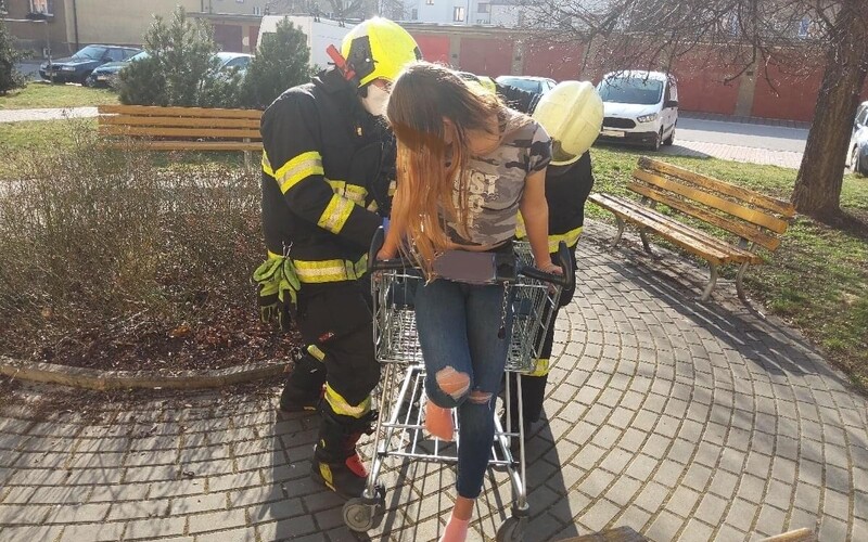 Mladá žena sa zasekla v nákupnom vozíku, vyslobodiť ju museli hasiči.