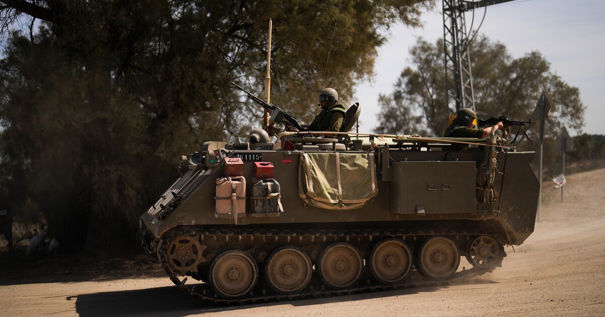 Válka s Hamásem bude mít tři fáze, tvrdí Izrael. Vojenskou přítomnost v regionu zvyšují i USA