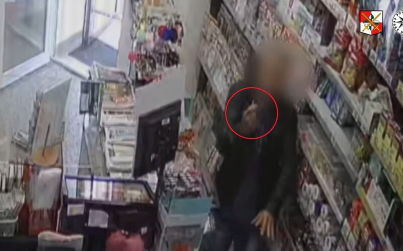 VIDEO: Muž s injekční stříkačkou přepadl trafiku. Prodavačce nařídil, aby na něj zavolala policii.