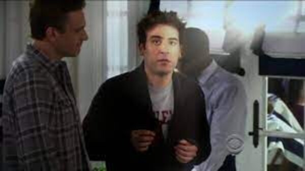 Které jídlo ochutná Ted v 9. sérii na svatbě Robin a Barneyho vůbec poprvé v životě a zachutná mu tolik, že se ho přejí a je mu špatně? 