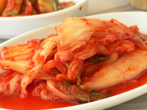 Pikantní křupavý salát připravený z nakládané a fermentované zeleniny, tzv. „kimčchi“, pochází...