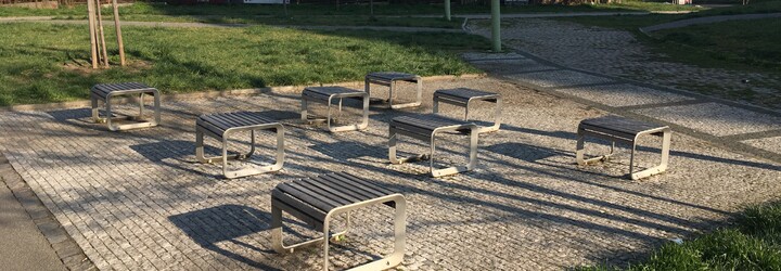 Nepřátelská architektura necílí jen na bezdomovce v Praze. Nutí utrácet i tebe