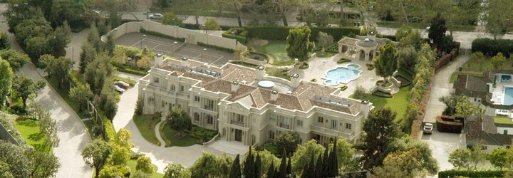 Hugh Hefner nabízí Playboy vilu na prodej za 200 milionů dolarů. Chce v ní však zůstat až do smrti