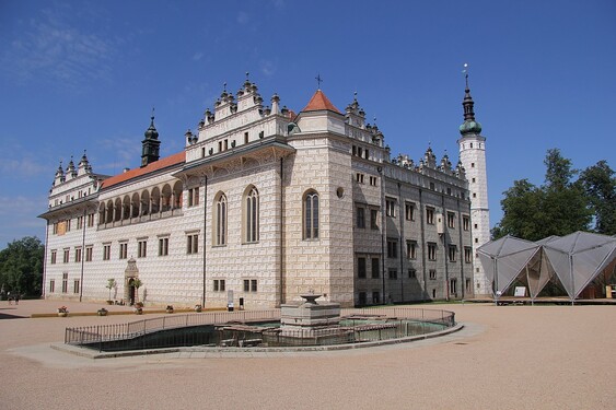 Zde se nám naskýtá pohled na renesanční zámek z druhé poloviny 16. století, který byl na seznam UNESCO zapsán v roce 1999. Víš, o který zámek se jedná a kde jej najdeme?