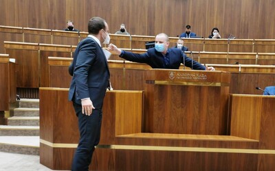 VIDEO: Mazurek je urevaný nácek, ukazoval poslanec Miroslav Žiak, keď člen ĽSNS rozprával. Strčil doňho, ale papier mu vytrhol až Suja.