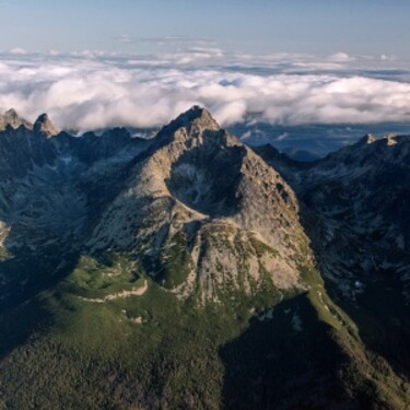 Koľko vrcholov v Tatrách je vyšších ako 2 000 metrov nad morom?