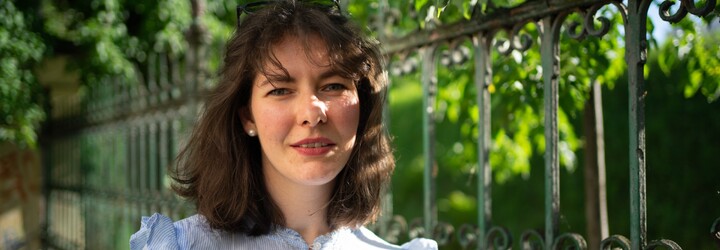 Oháníme se feminismem, pak si kupujeme oblečení, které vyrobily ženy v novodobém otroctví, říká Karolína Břinková ze Slow Femme