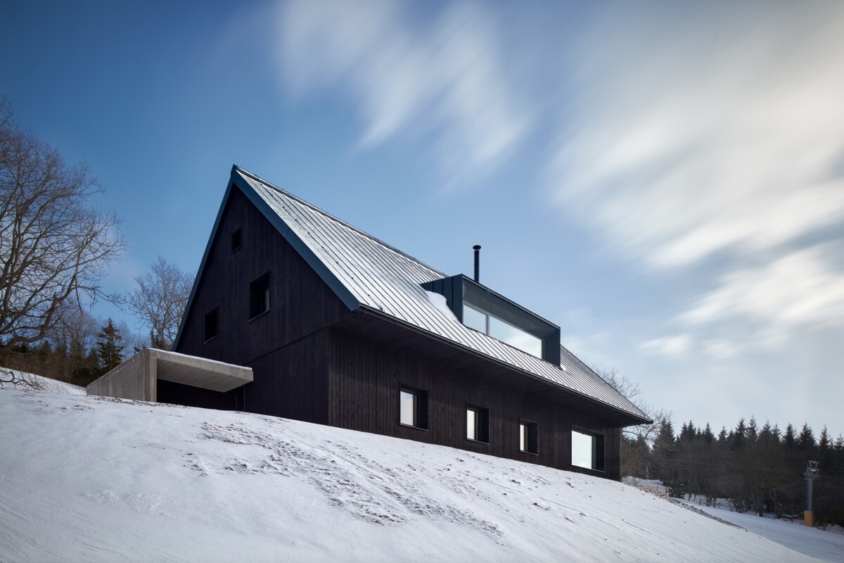 Takto vyzerá rozprávkový čierny chalet z českých hôr s výhľadom na Sněžku.