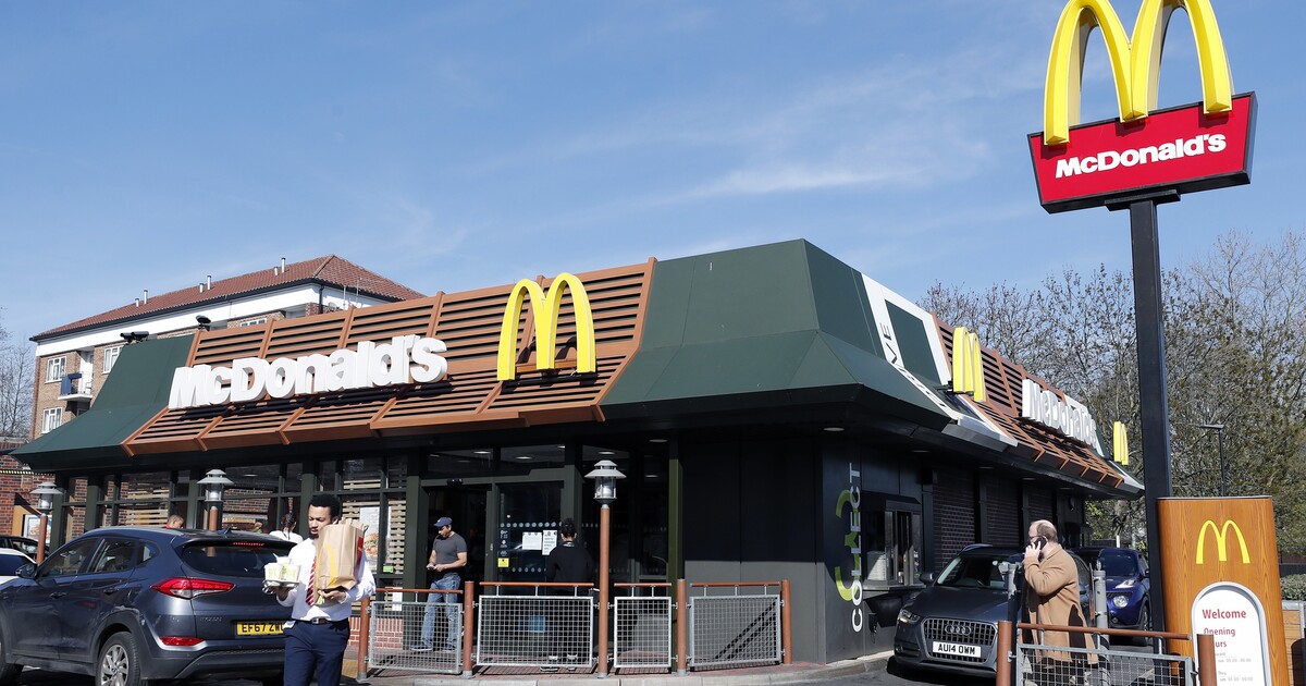 Šílenství v japonském McDonaldu: Lidé kupují Happy Meal jen kvůli Pokémon kartám, jídlo nechávají v restauraci