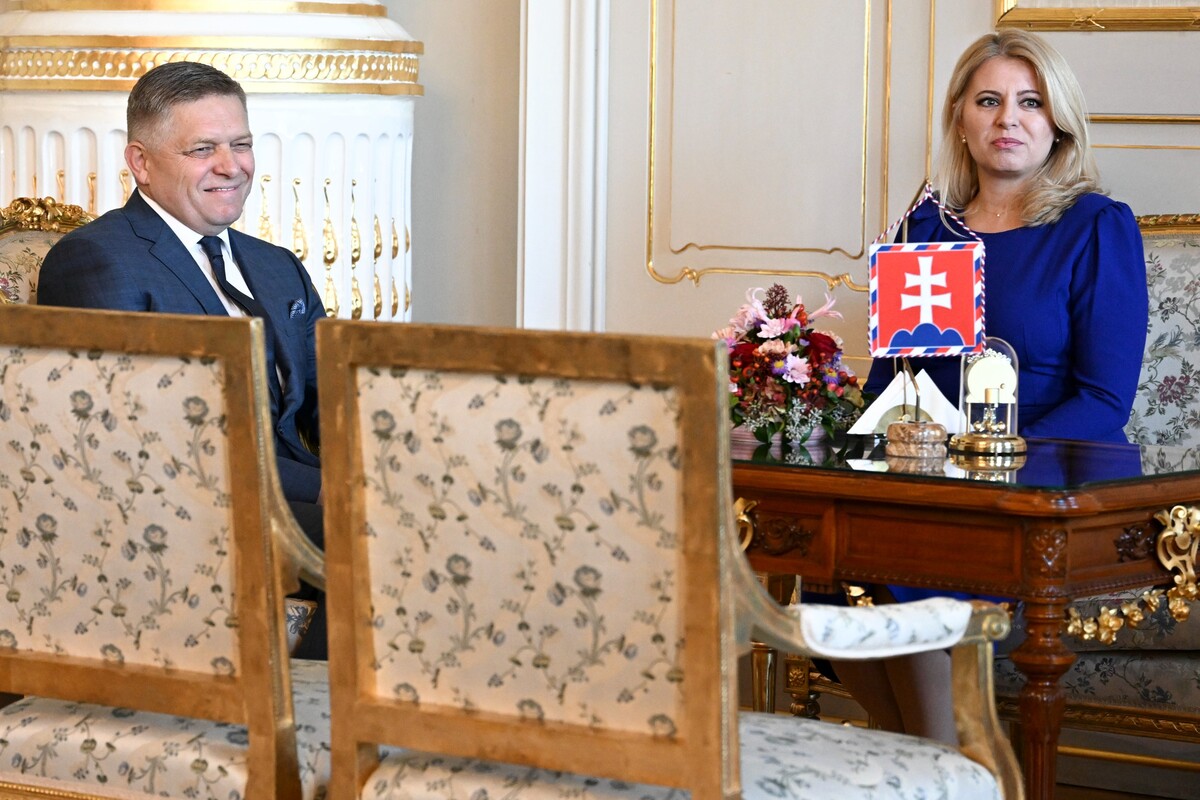 Na snímke vpravo prezidentka SR Zuzana Čaputová a vľavo predseda strany SMER-SD Robert Fico počas prijatia v Prezidentskom paláci 2. októbra 2023 v Bratislave.