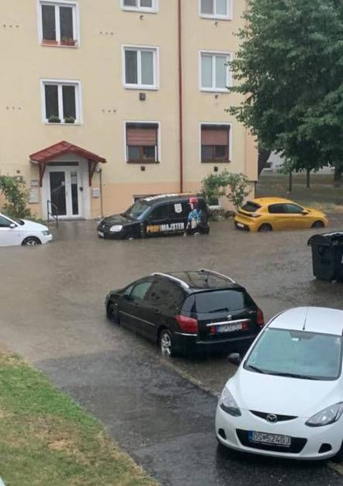 Zaplavená ulica v Šamoríne.