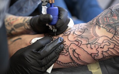 Tetování a piercingy by mohly souviset s traumatem z dětství, tvrdí vědci.