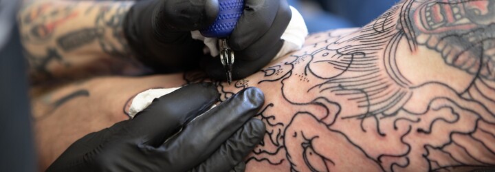 Tetování a piercingy mohou souviset s traumatem z dětství, tvrdí vědci
