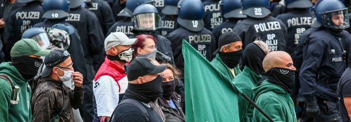Neonacisti a teroristi na Tiktoku: Prečo im prechádzajú hákové kríže a propagácia zbraní?