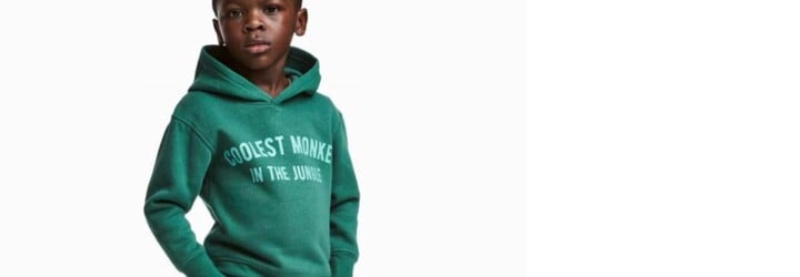 H&M čelí rasistickému škandálu kvôli nápisu z mikiny prezentovanej na malom černoškovi. Spoluprácu ukončil aj The Weeknd