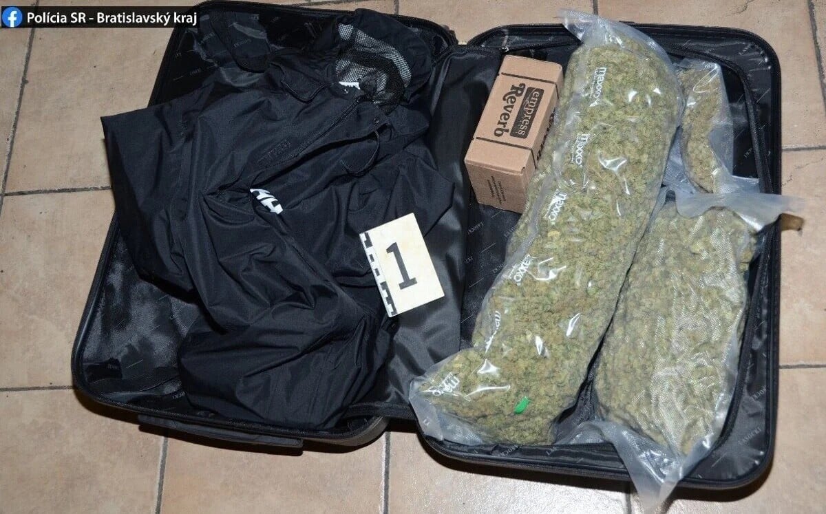 Obsah jedného z kufrov, v ktorom raper Karlo prenášal drogy.