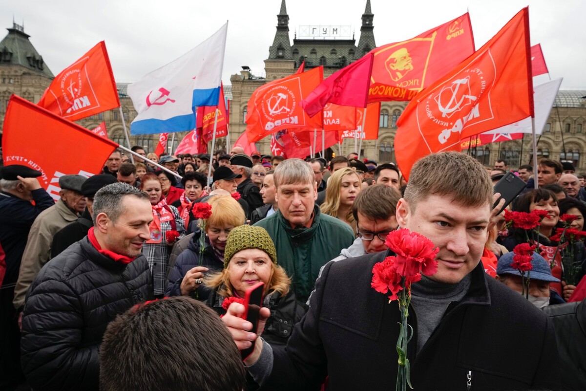 Ruští komunisté při výročí příležitostí 152. výročí narození Lenina na Rudém náměstí v Moskvě.