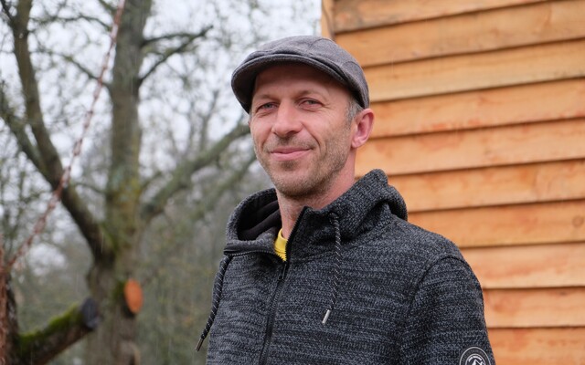 Jozef sa živí ako prírodný staviteľ. Domy robí z dreva, zo slamy a z hliny, trvá mu to iba pár týždňov (Reportáž)