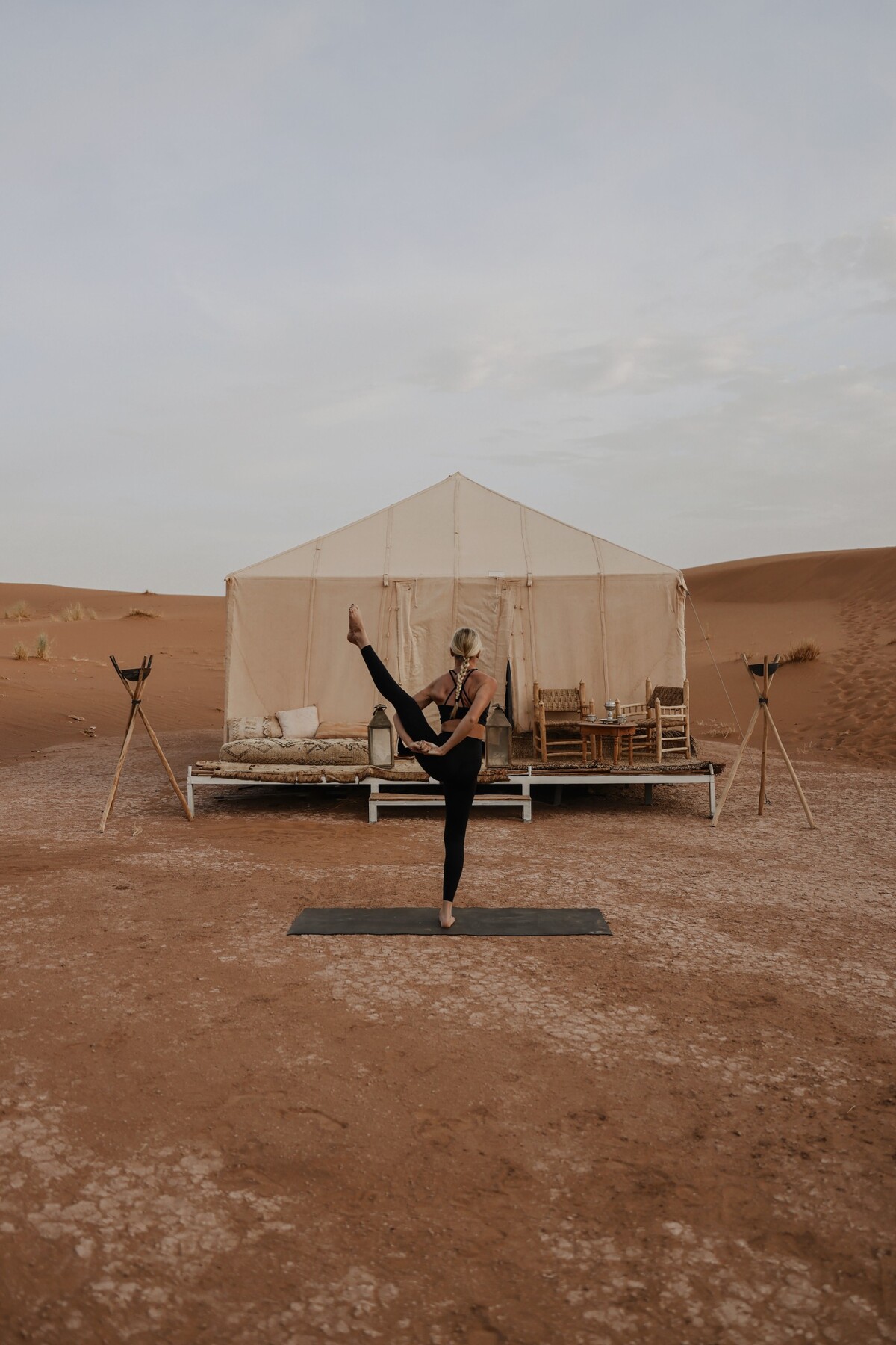 Umnya Desert Camp je súbor 10 stanov s nádherným dizajnom a vlastnou kúpeľňou. Nachádza sa kúsok od alžírskych hraníc, kde ťa obklopuje Sahara.