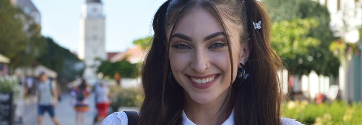 Speváčka Barb: Pre filtre na sociálnych sieťach som si istý čas chcela dať napichať pery a predĺžiť si bradu kyselinou (Rozhovor)