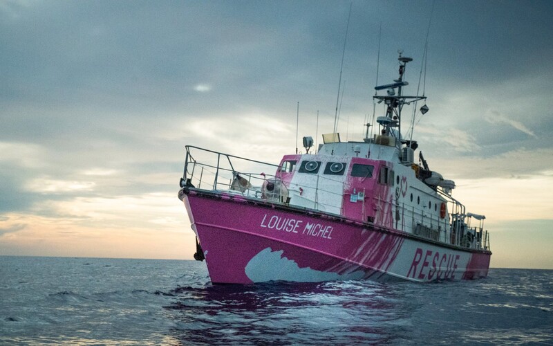Banksy financuje loď, která zachraňuje uprchlíky ze severní Afriky. Pojmenoval ji po francouzské anarchistce.