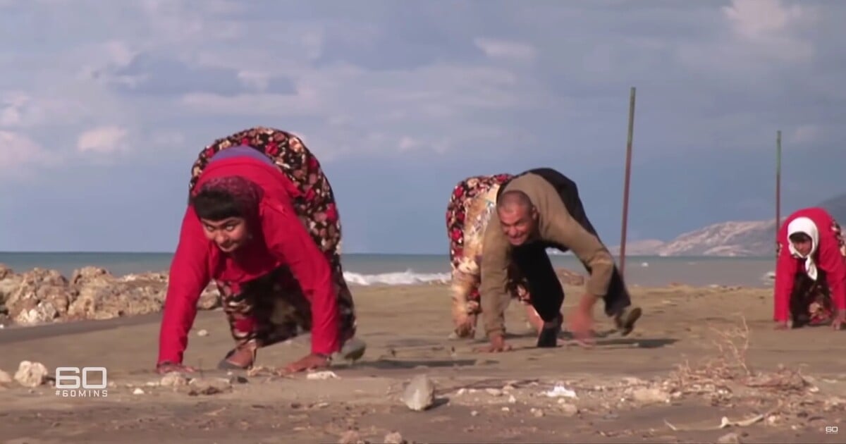 VIDEO: Rodina chodící po čtyřech zaměstnává vědce už roky. Co může za podivnou chůzi?