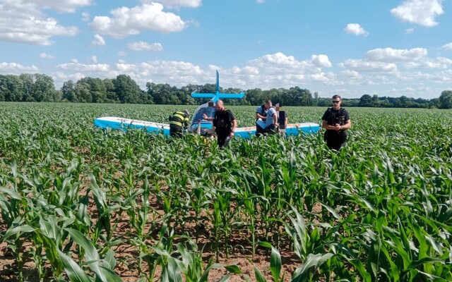 FOTO: U Pardubic nouzově přistálo letadlo do pole, okolnosti zjišťuje policie