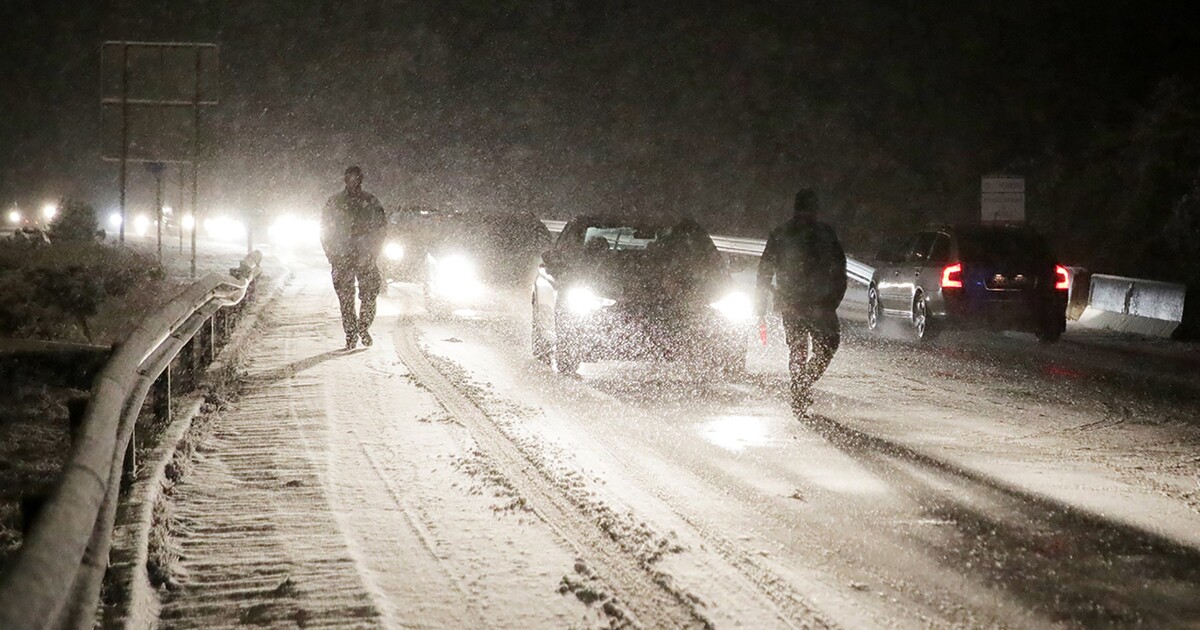 Co v zimě rozhodně vozit s sebou v autě? Tato výbava tě může vysekat z nejrůznějších průšvihů