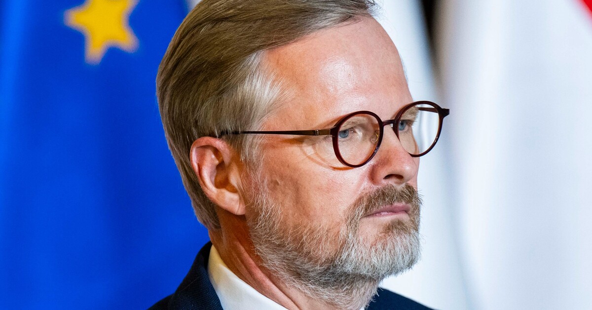 Hackeři napadli účet Petra Fialy. Šířil dezinformace o vojenském útoku a porno