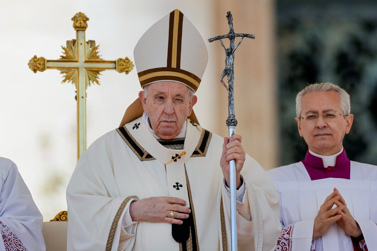 Pápež František (vľavo) a Monsignor Diego Ravelli (vpravo) po celebrovaní sv. omše na Veľkonočnú nedeľu 17. apríla 2022.