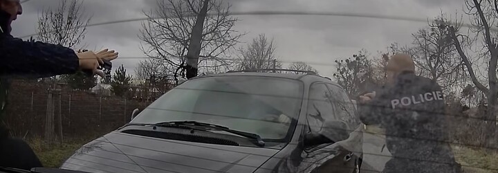 VIDEO: Pašerák migrujících osob ujížděl policistům na Břeclavsku s devíti lidmi v autě. Policie jich zadržela celkem padesát
