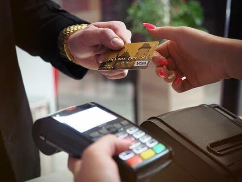 Aký je rozdiel medzi kreditnou a debetnou kartou?