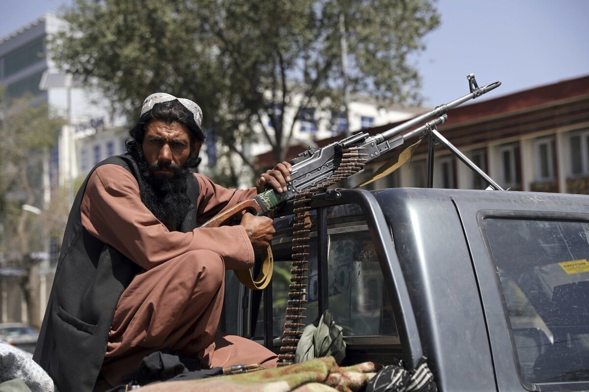 Bojovník islamistického hnutia Taliban hliadkuje pred prezidentským palácom 16. augusta 2021 v Kábule.